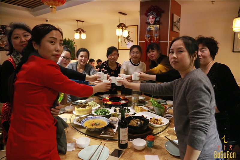 卜卜人宴会庆祝