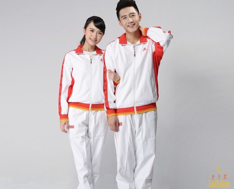 中小学校服为什么都是学生运动服