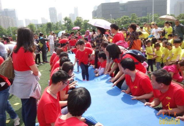 最新幼儿园亲子游戏让宝宝高兴不已