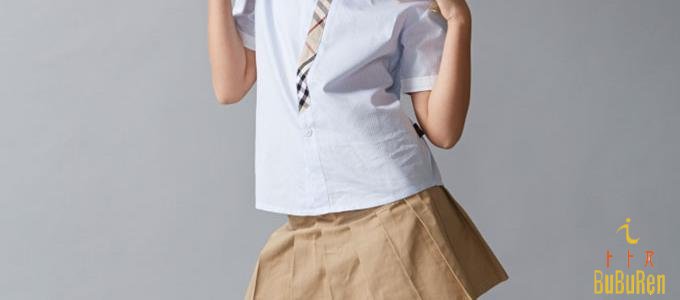 短袖女衬衫和褶裙怎么搭配好看