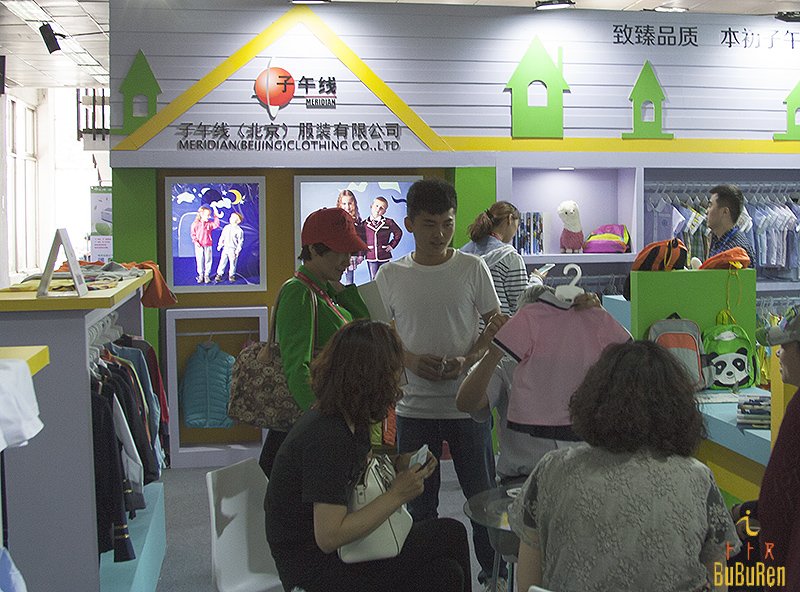 客户在咨询童装产品