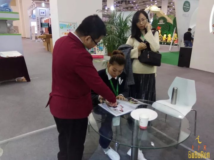 卜卜人园服与园长现场签单