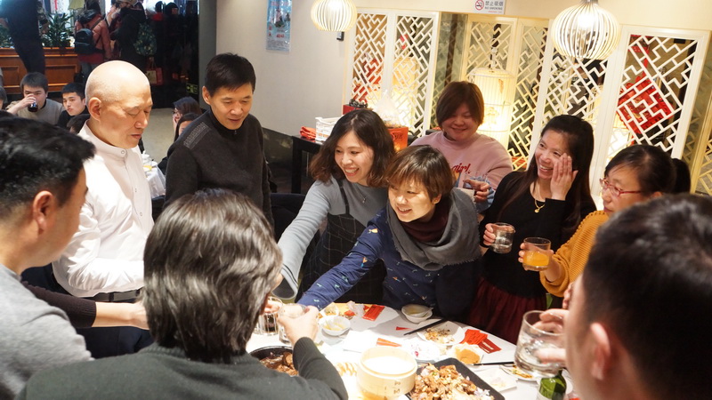 我们共同举杯
